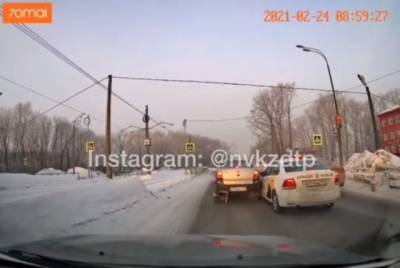 ДТП с такси перед пешеходным переходом в Новокузнецке попало на видео - gazeta.a42.ru - Кемерово - Судженск