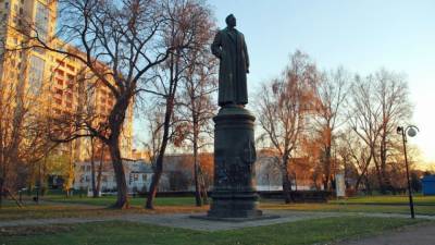 Александр Невский - Феликс Дзержинский - Нужно ли возвращать памятник Дзержинскому на Лубянскую площадь? Колонка Евгения Беня - riafan.ru - Москва