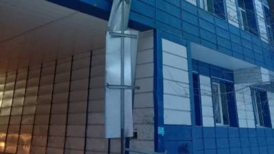 В Тюмени из-за сильного ветра пострадала облицовка поликлиники - nashgorod.ru - Тюмень