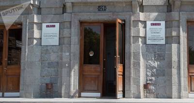Активисты прорвались в здание Экономического университета в Ереване, полиция стянула силы - ru.armeniasputnik.am - Ереван