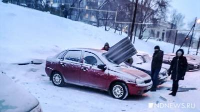 Во время капремонта с крыши сорвало кусок шифера. Он пробил машину насквозь (ФОТО) - newdaynews.ru - Свердловская обл. - Уральск