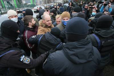 Владимир Зеленский - Сергей Стерненко - Порошенко обвинил Зеленского в преследовании патриотов и ветеранов - tvc.ru - Киев