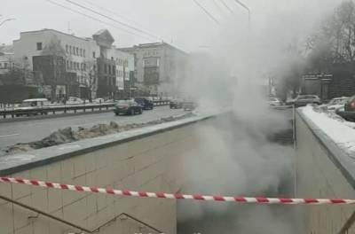 В центре Киева пешеходный переход затопило кипятком - kp.ua - Украина - Киев