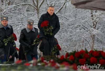 Александр Дрозденко - Александр Твардовский - Александр Дрозденко почтил память погибших у мыса Кивиниеми возложением цветов и стихотворением Твардовского - online47.ru - Ленинградская обл. - Кировск - район Приозерский