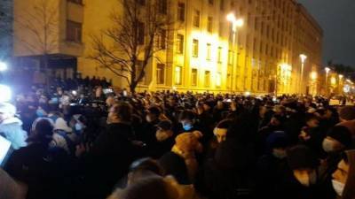Владимир Зеленский - Петр Порошенко - Виктор Медведчук - Зеленский спровоцировал войну элит – в Киеве прогнозируют масштабные беспорядки - newdaynews.ru - Киев