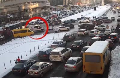 Сколько экипажей полиции нужно, чтобы скорая объехала пробку: видео - news.bigmir.net