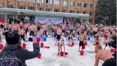 Сергей Муратов - Курганский сенатор показал, как его маленький внук обливается водой в 20-градусный мороз - znak.com - Курганская обл.