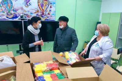 Псковский депутат привез игрушки в детский корпус инфекционной больницы - mk-pskov.ru - Псков
