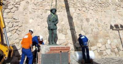 Франсиско Франко - В Испании снесли последний памятник диктатору Франсиско Франко (фото, видео) - focus.ua - Испания
