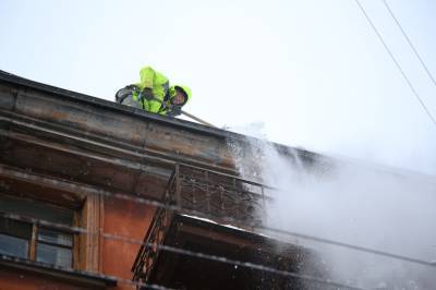 В Петербурге в усиленном режиме начали чистить кровли зданий - neva.today - Санкт-Петербург