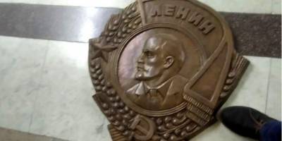 Георгий Жуков - В Харьковском горсовете демонтировали орден Ленина. Полиция назвала это «нарушением» — видео - nv.ua - Харьков - Ленин