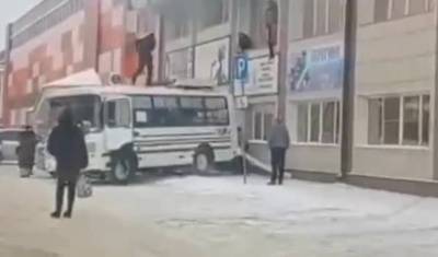 В МЧС пообещали наградить водителя, который помог выбраться людям из горящего ТЦ - newizv.ru - респ. Алтай