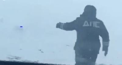 На оренбургской трассе инспекторы ДПС помогли вывести автомобили из снежного плена - m24.ru - Челябинская обл. - Оренбург