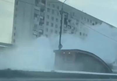 В Тюмени горячая вода попала в ливневку и заклубилась белым паром - znak.com - Тюмень