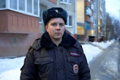 В Липецкой области полицейский на руках вынес женщину из горящего дома (видео) - lipetskmedia.ru - Липецкая обл. - район Усманский