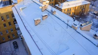 В Петербурге усилили контроль за уборкой крыш нежилых зданий от снега и наледи - piter.tv - Санкт-Петербург