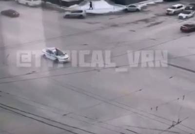 Мужчина в центре Воронежа грудью бросился на капот машины ДПС (ВИДЕО) - gorcom36.ru - Воронеж - Воронежская обл.