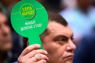 Владимир Зеленский - Петр Порошенко - Партия Зеленского вновь стала самой популярной среди украинцев - lenta.ru
