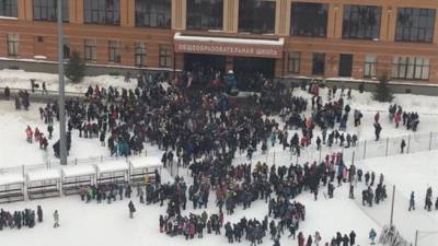 Восемь петербургских школ эвакуировали из-за угрозы минирования - runews24.ru - р-н Выборгский