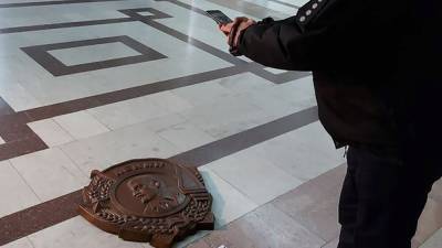 В горсовете Харькова сняли барельеф с изображением Ленина – но ненадолго: фото, видео - 24tv.ua - Харьков - Новости
