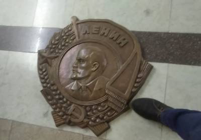Владимир Ленин - Игорь Терехов - В горсовете Харькова активисты сорвали Ленина: Разбиралась полиция - news.bigmir.net - Харьков