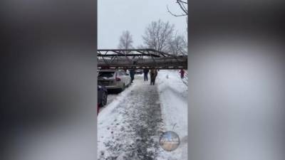 Трубопровод с горячей водой обрушился на грузовик в Гаражном проезде - piter.tv - Санкт-Петербург