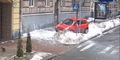 В Киеве на улице Шелковичной глыба снега упала на авто, припаркованное с нарушением ПДД, видео - ТЕЛЕГРАФ - telegraf.com.ua - Киев