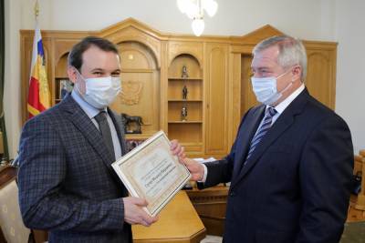 Василий Голубев - "Учитель года" Михаил Гуров получил от губернатора сертификат на квартиру – Учительская газета - ug.ru - Ростовская обл.