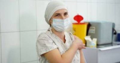 Первая вакцинация в Киевской области: медик получила прививку и вернулась к работе (видео) - focus.ua - Киевская обл.