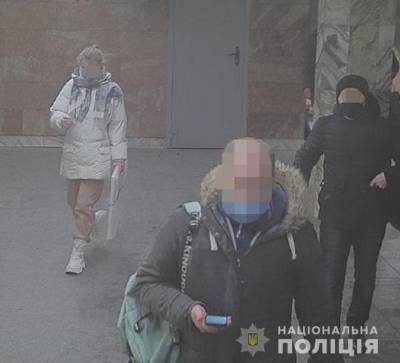 В Киеве грабитель порезал женщину ножом в подъезде дома - news.bigmir.net - Киев - Донецкая обл.