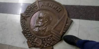 Из Харьковского горсовета не позволили вынести барельеф ордена Ленина - sharij.net - Харьков