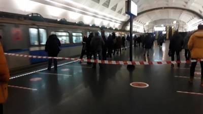 Мужчина пригрозил взорвать станцию метро "Славянский бульвар" в Москве - piter.tv - Москва