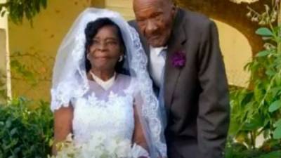 Памела Андерсон - 91-летняя женщина вышла замуж за 73-летнего мужчину после десяти лет уговоров - mir24.tv - Англия - Ямайка