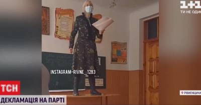 Забралась на парту в камуфлированной одежде: возле Ровно учительница оригинально читала стихи детям - tsn.ua