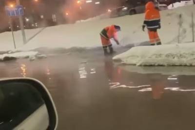 В Красноярске затопило улицу из-за спущенного в унитаз ковра - kras.mk.ru - Красноярск