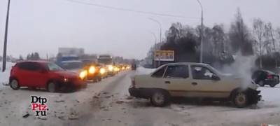 Автомобиль после ДТП выбросило под поток встречного транспорта в Карелии (ВИДЕО) - stolicaonego.ru - Петрозаводск - республика Карелия