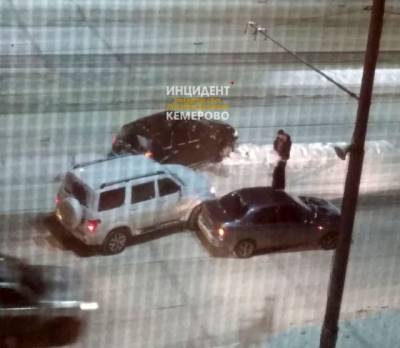 В Кемерове последствия тройного ДТП на проспекте Ленина попали на видео - gazeta.a42.ru - Кемерово