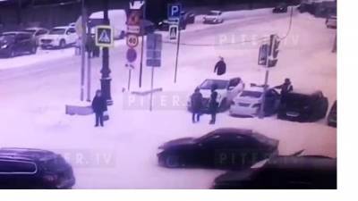 В Петербурге сотрудники ДПС в наручниках отвезли в отдел переходившую на красный девушку - piter.tv - Санкт-Петербург