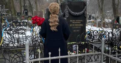 Юлия Тимошенко - Юлий Тимошенко - Иван Франко - Тимошенко выложила одинокое фото среди могил - dsnews.ua