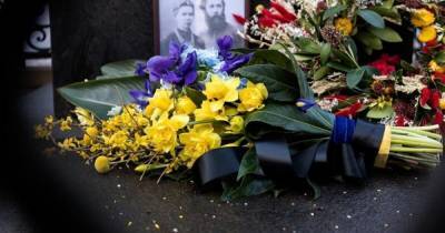 Владимир Зеленский - Алеся Украинка - Зеленский отправил корзинку цветов к памятнику Лесе Украинке (ФОТО) - dsnews.ua - Киев