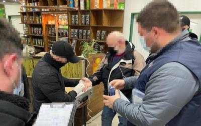 На Закарпатье задержан таможенник, вымогавший взятку за перевозку сигарет - korrespondent.net - Украина