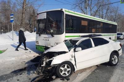 В Новосибирске при столкновении автобуса и легкового авто погиб один человек - runews24.ru - Новосибирск