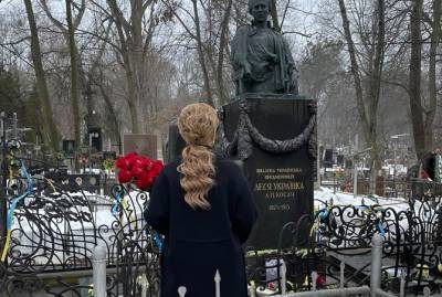 Юлий Тимошенко - Алеся Украинка - Денис Малюська - Тимошенко побывала на могиле Леси Украинки до юбилея, боясь официоза - kp.ua - Киев