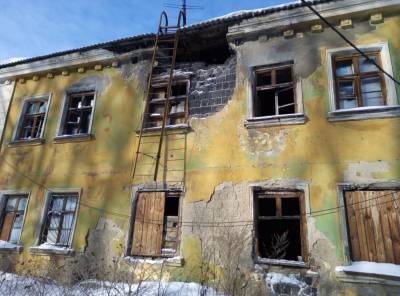 На Урале мать пятерых детей, живущих в сгоревшем доме, вышла на акцию протеста - znak.com - Екатеринбург - Первоуральск