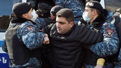 Николу Пашинян - Оник Гаспарян - Страсти накаляются: в центре Ереване собираются сторонники и противники Пашиняна - 5-tv.ru - Ереван