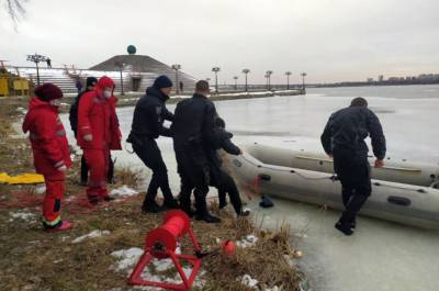 Женщина провалилась под лед на Днепре, спасатели сделали все возможное: кадры ЧП - politeka.net - Днепр - Гсчс