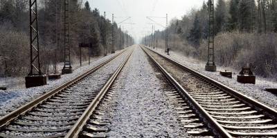 Легла прямо на рельсы: в Одессе 13-летнюю девочку сбил поезд - nv.ua - Одесса