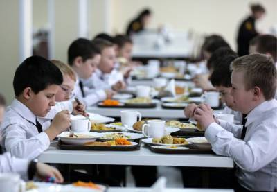 Руслан Болотов - В Иркутске проводится служебная проверка по факту некачественного питания в школьной столовой - runews24.ru - Иркутск