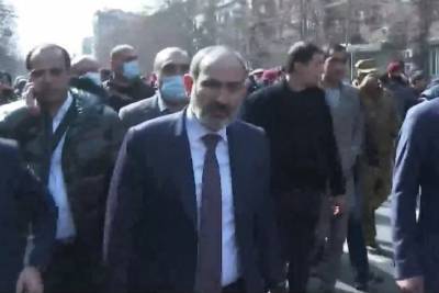 Никол Пашинян - Пашинян и его сын вышли к толпе в Ереване - mk.ru - Ереван