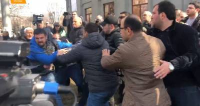 Никола Пашинян - В Ереване произошли небольшие стычки между сторонниками властей и оппозиции – видео - ru.armeniasputnik.am - Ереван